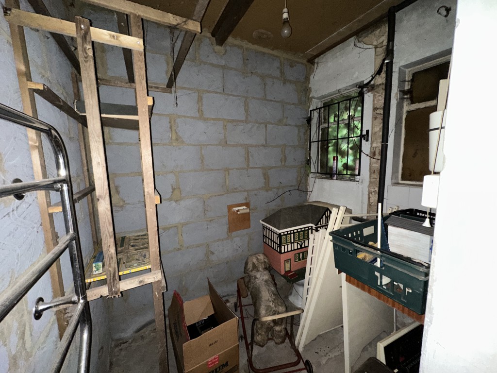 Lot: 145 - THREE-BEDROOM OLD SCHOOL UNIT WITH POTENTIAL - Room with sink